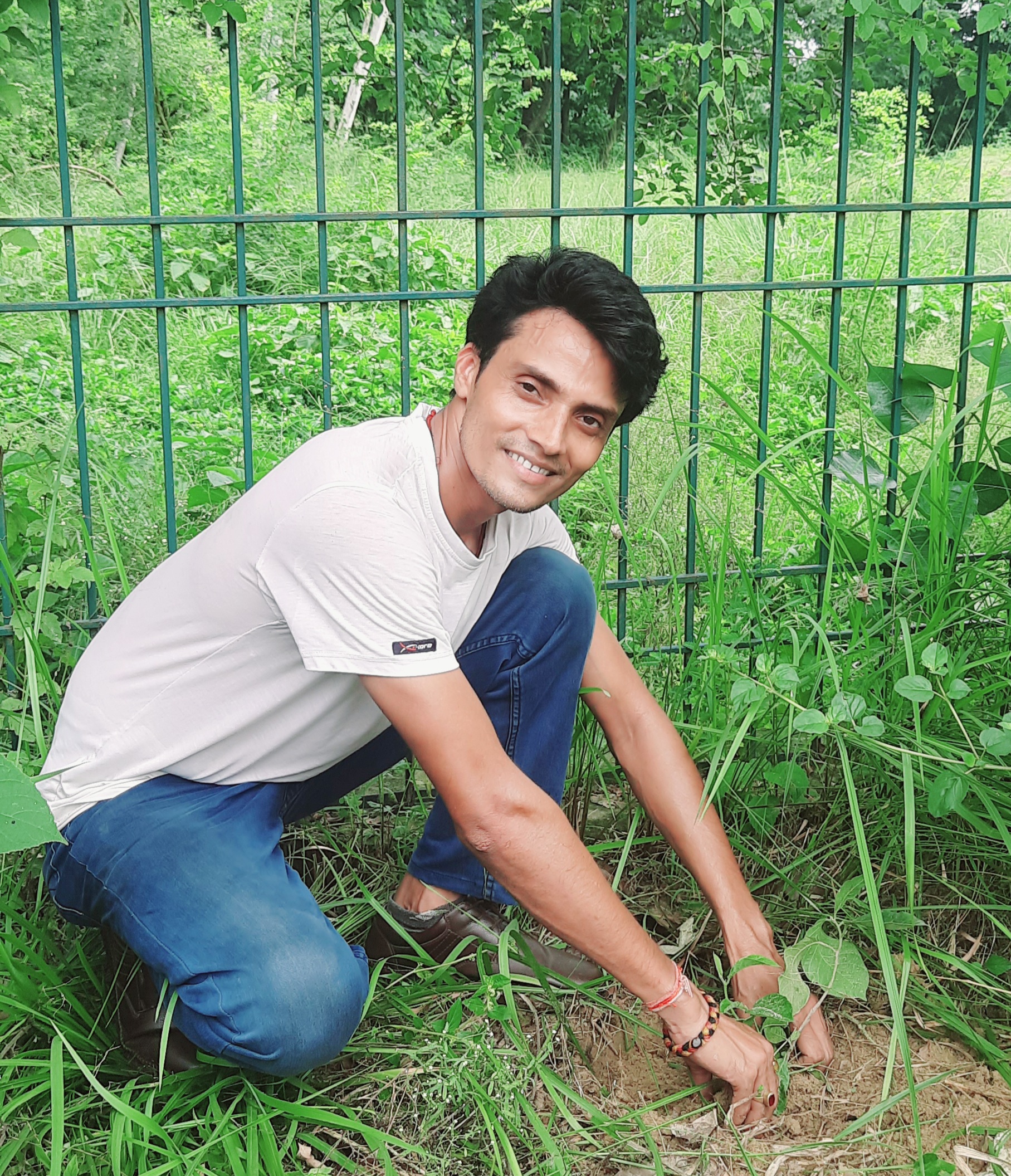 हरियाली अभियानमा नयाँ कदम नेपाल: त्रिवेणी सामुदायिक वनमा करिब १०० फलफूलका बिरुवा रोपियो
